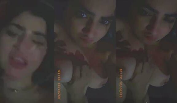 Beautiful Pakistani influencer Kainat's boobs-sucking viral clip